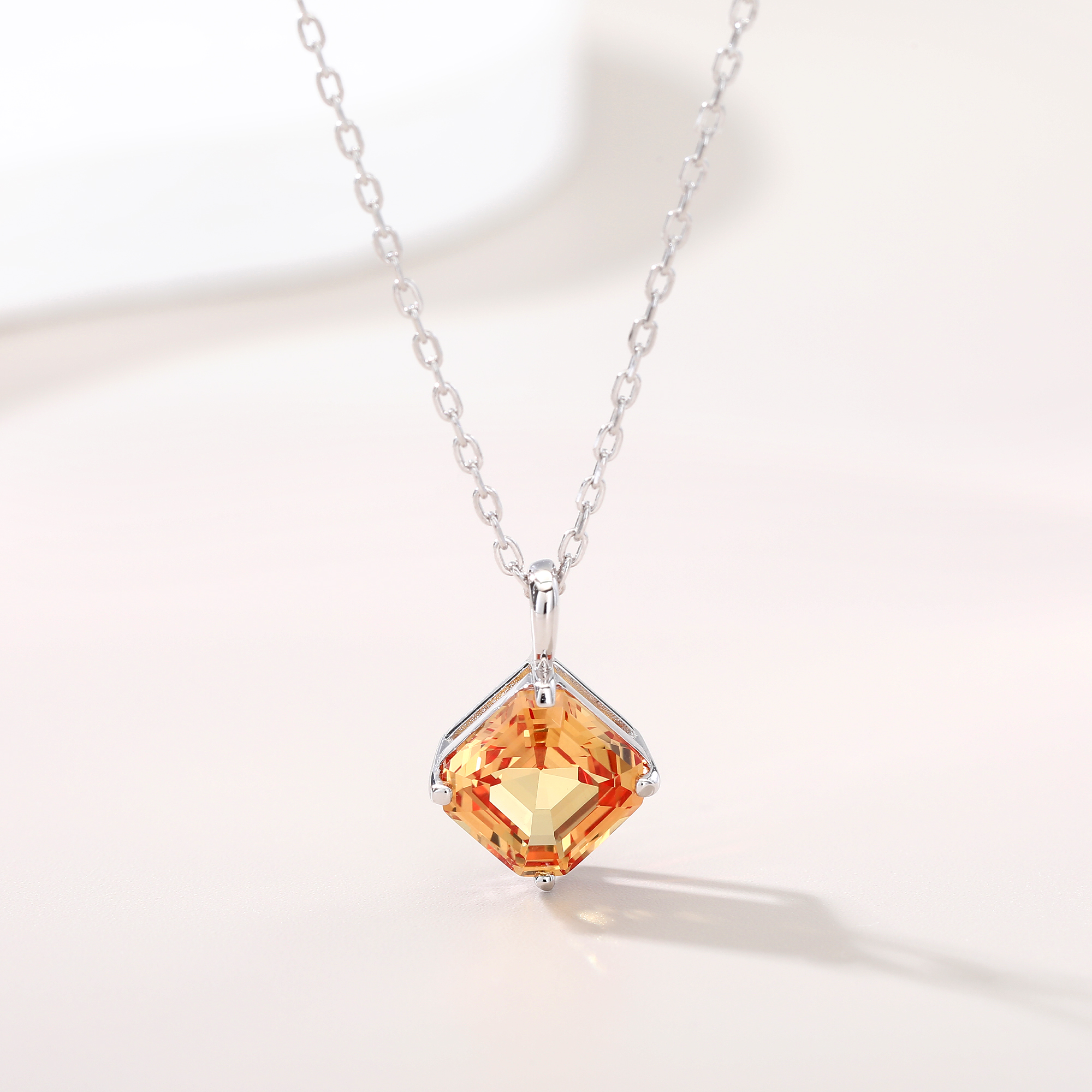 Bezel-Set Diamond-Shaped Small - Bezels Set Pendant avaliação e preço