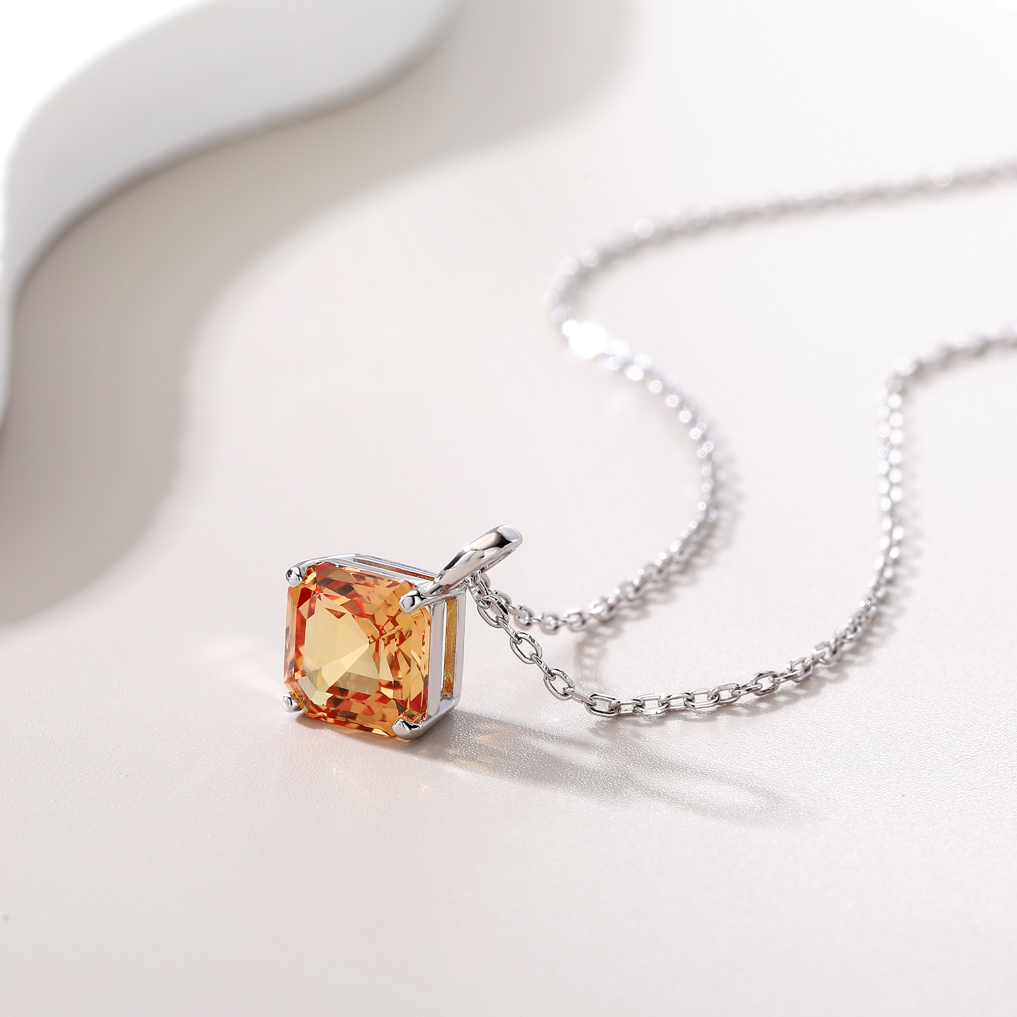 Bezel-Set Diamond-Shaped Small - Bezels Set Pendant avaliação e preço