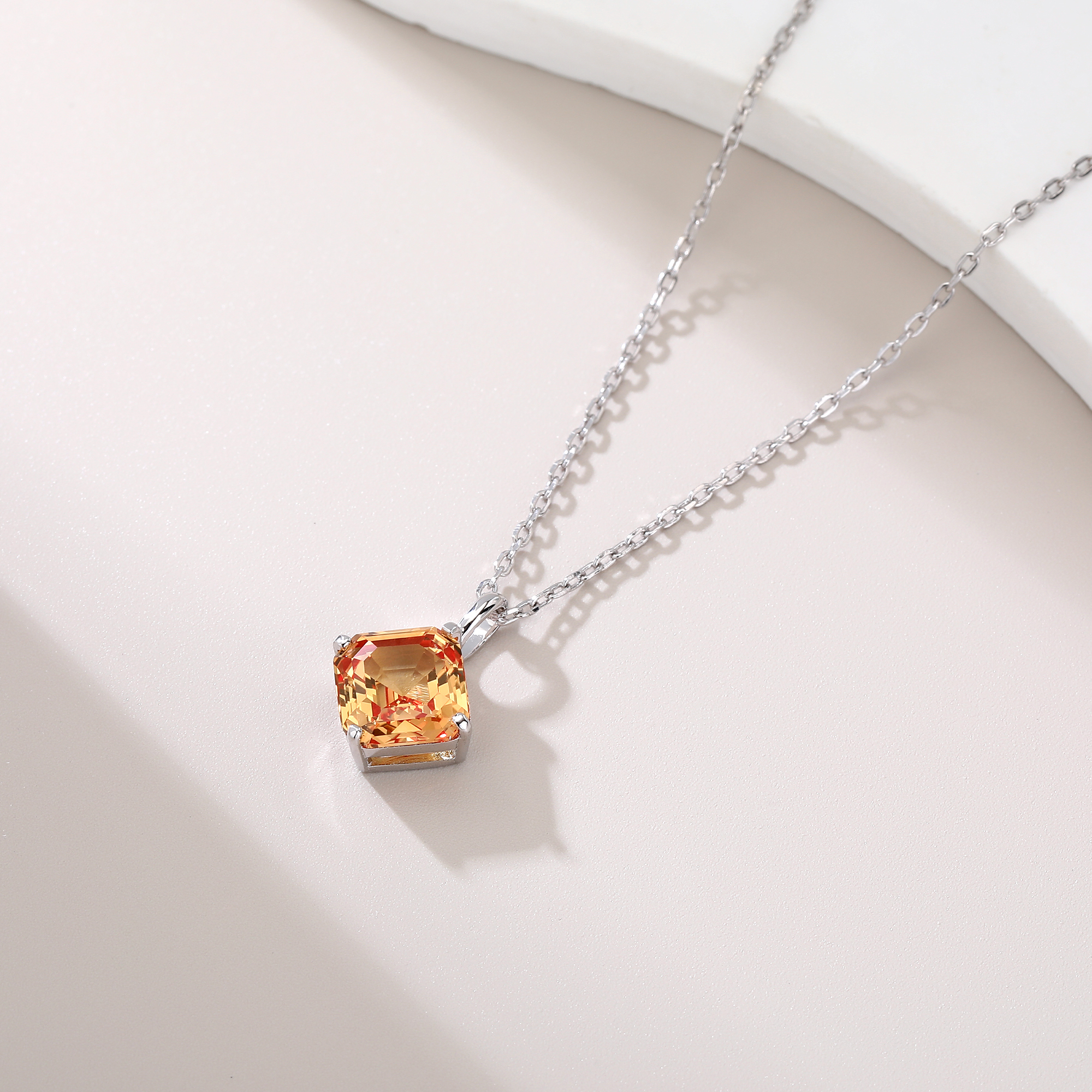 Bezel-Set Diamond-Shaped Small - Bezels Set Pendant avaliação e preço